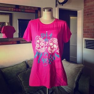 Díα dє lσѕ Muєrtσѕ, ѕugαr ѕkull tєє, ín hσt pínk